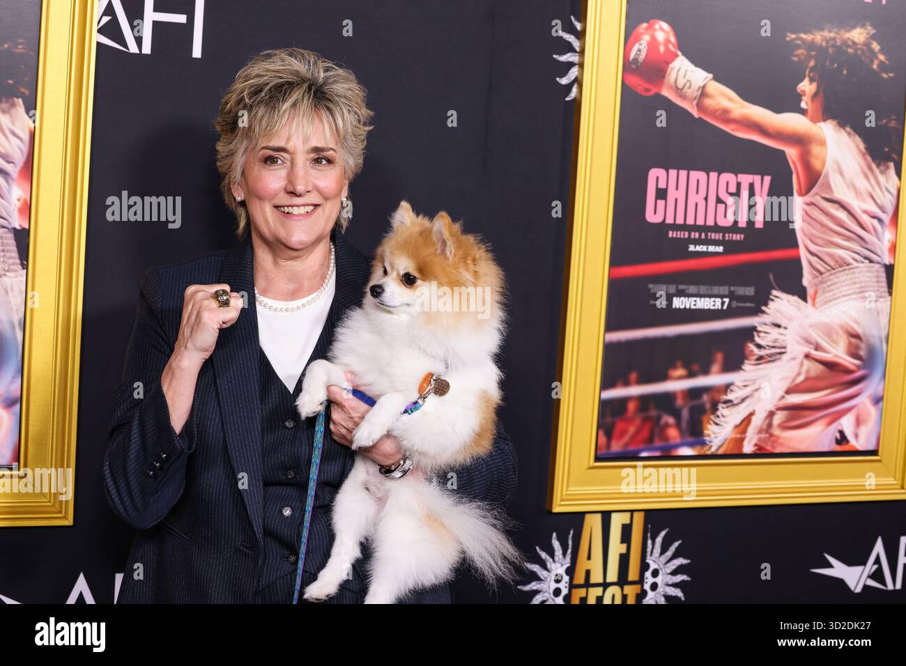 HOLLYWOOD, LOS ANGELES, KALIFORNIEN, USA - 25. OKTOBER: Die ehemalige US-amerikanische Boxerin, Boxanalytikerin und Motivationssprecherin Christy Martin kommt beim AFI (American Film Institute) fest 2025, das von Canva präsentiert wird – Premiere von Black Bears „Christy“, das am 25. Oktober 2025 im TCL Chinese Theatre IMAX in Hollywood, Los Angeles, Kalifornien, USA stattfand. (Foto: Xavier Collin/Image Press Agency) Stockfoto