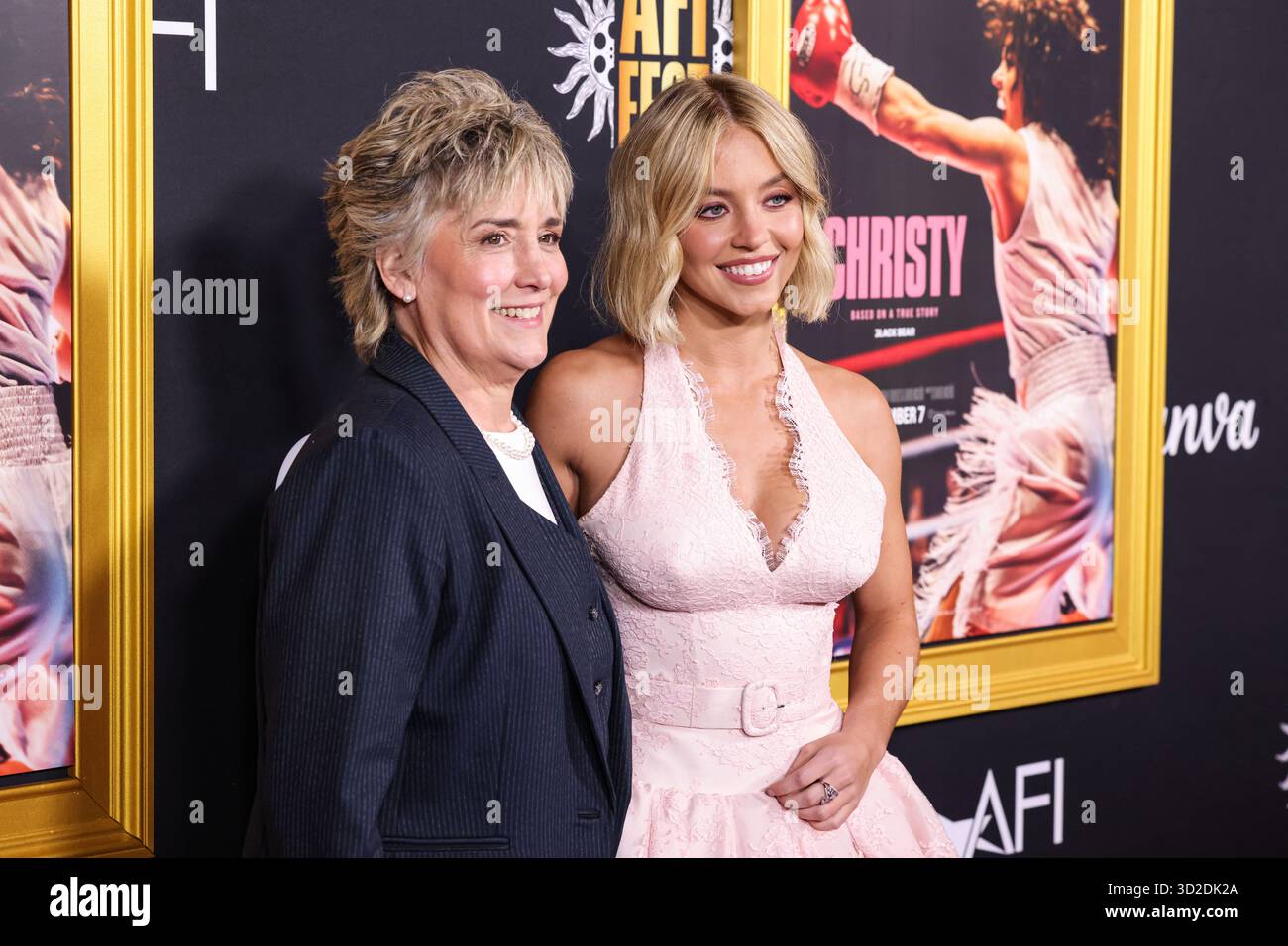 HOLLYWOOD, LOS ANGELES, KALIFORNIEN, USA - 25. OKTOBER: Die ehemalige amerikanische Boxerin, Boxanalytikerin und Motivationssprecherin Christy Martin und die US-amerikanische Schauspielerin und Produzentin Sydney Sweeney in einem maßgeschneiderten Miu Miu Kleid kommen beim AFI (American Film Institute) fest 2025, das von Canva präsentiert wird - Premiere von Black Bears „Christy“, das am 25. Oktober 2025 im TCL Chinese Theatre IMAX in Hollywood, Los Angeles, Kalifornien, USA stattfand. (Foto: Xavier Collin/Image Press Agency) Stockfoto