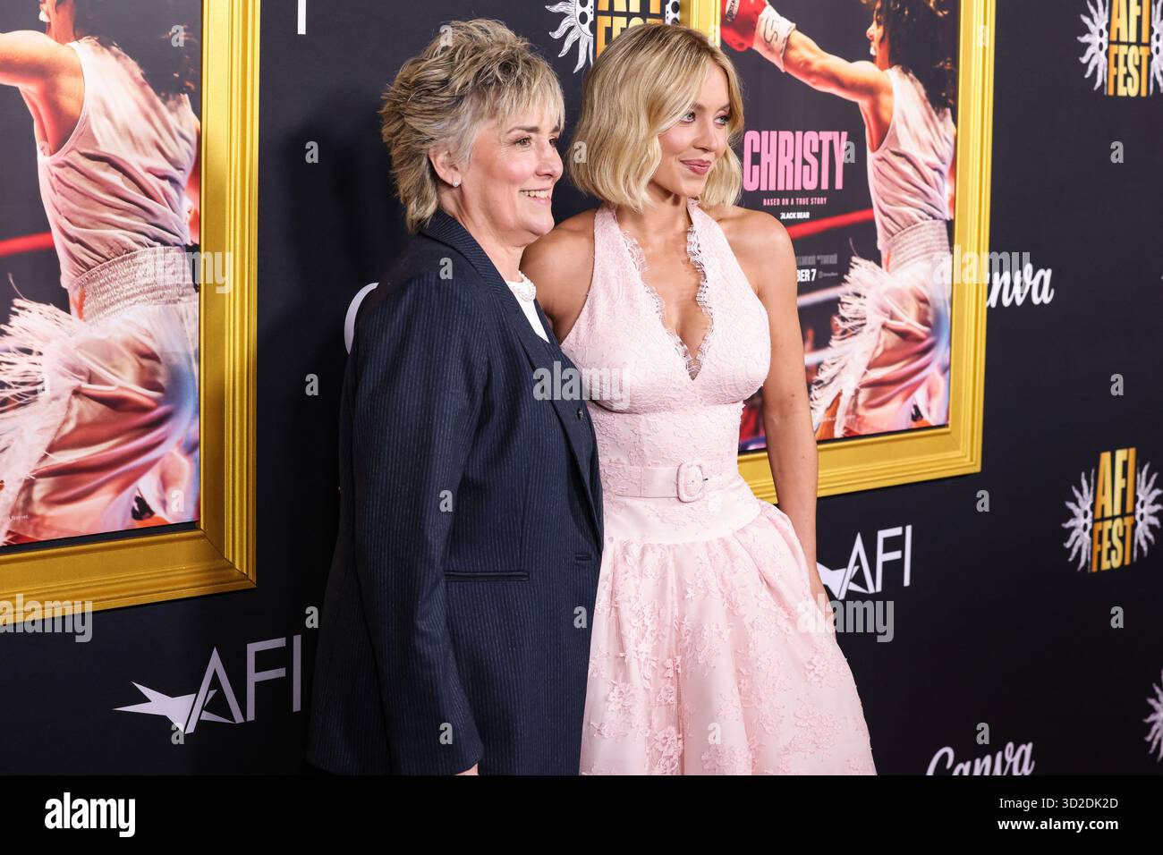HOLLYWOOD, LOS ANGELES, KALIFORNIEN, USA - 25. OKTOBER: Die ehemalige amerikanische Boxerin, Boxanalytikerin und Motivationssprecherin Christy Martin und die US-amerikanische Schauspielerin und Produzentin Sydney Sweeney in einem maßgeschneiderten Miu Miu Kleid kommen beim AFI (American Film Institute) fest 2025, das von Canva präsentiert wird - Premiere von Black Bears „Christy“, das am 25. Oktober 2025 im TCL Chinese Theatre IMAX in Hollywood, Los Angeles, Kalifornien, USA stattfand. (Foto: Xavier Collin/Image Press Agency) Stockfoto