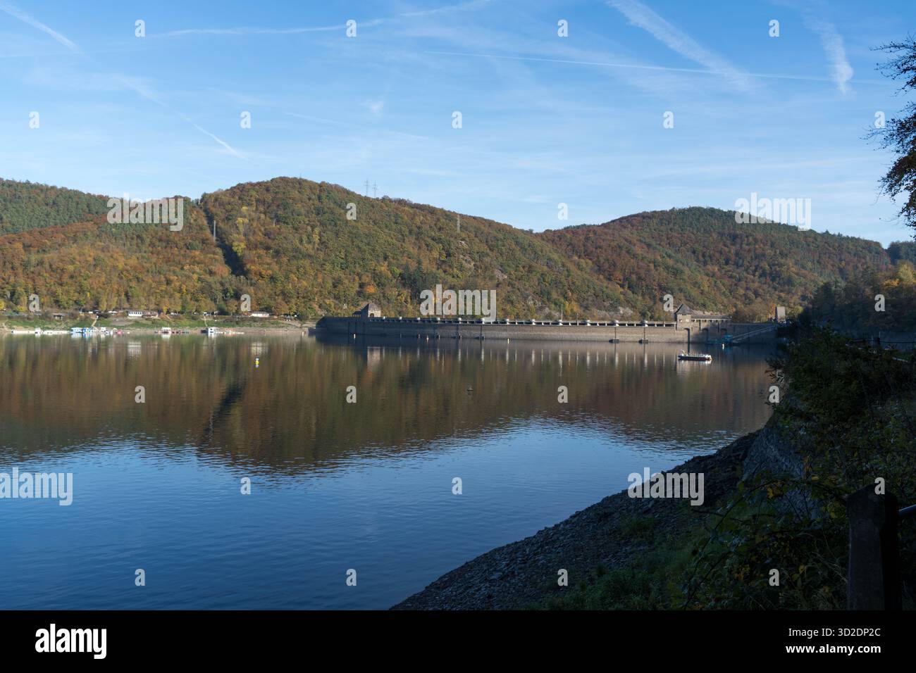Alte historische Staumauer am Edersee in deutschland Stockfoto