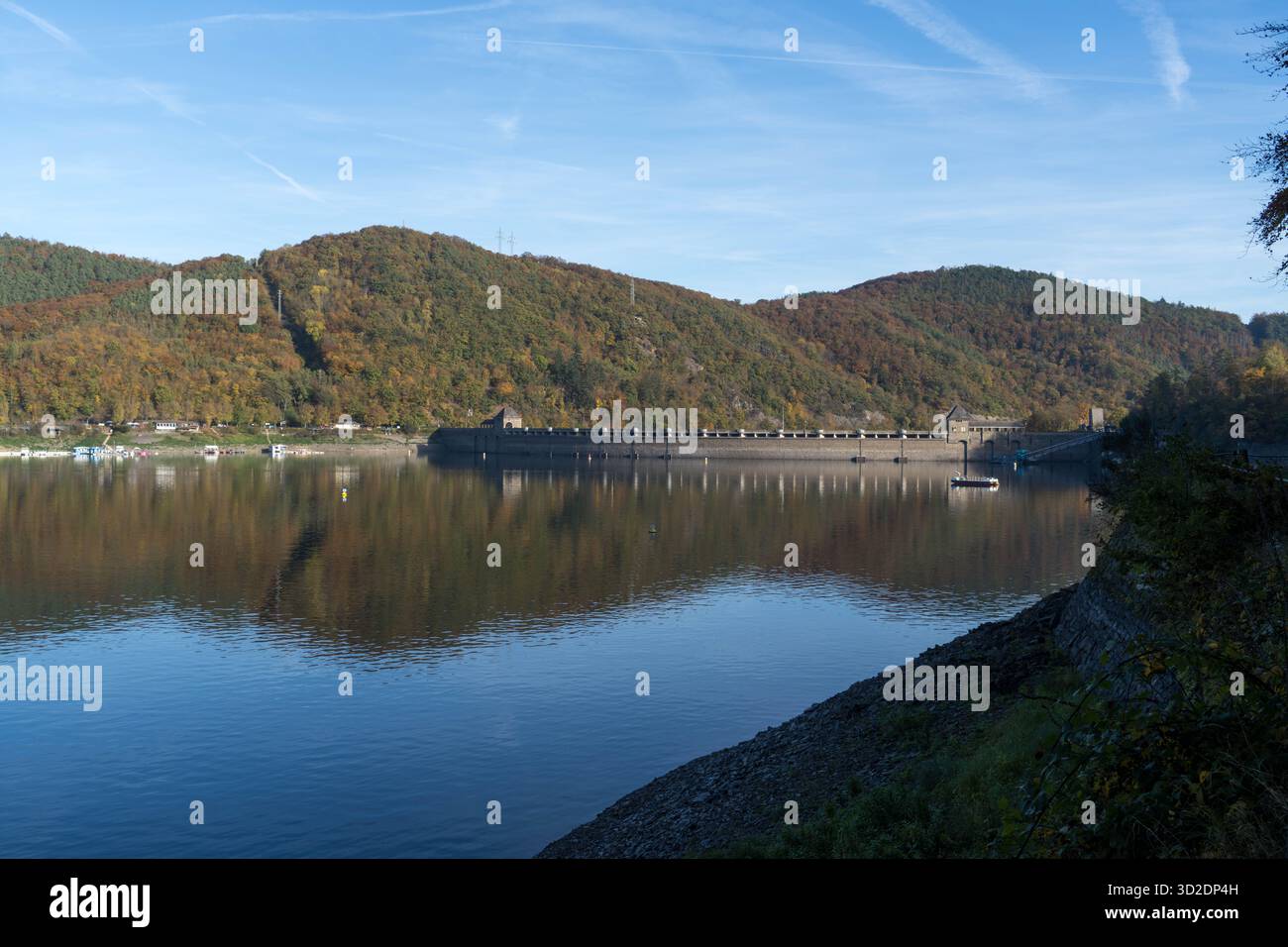 Alte historische Staumauer am Edersee in deutschland Stockfoto