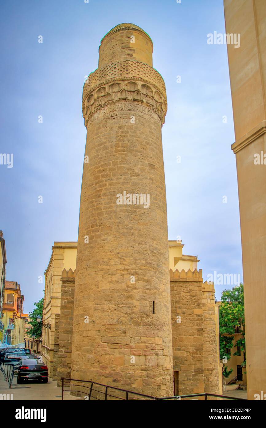Baku, Aserbaidschan. Der Sonnenuntergang des Minaretts der Shah-Moschee erhebt sich über den umliegenden Gebäuden. Stockfoto