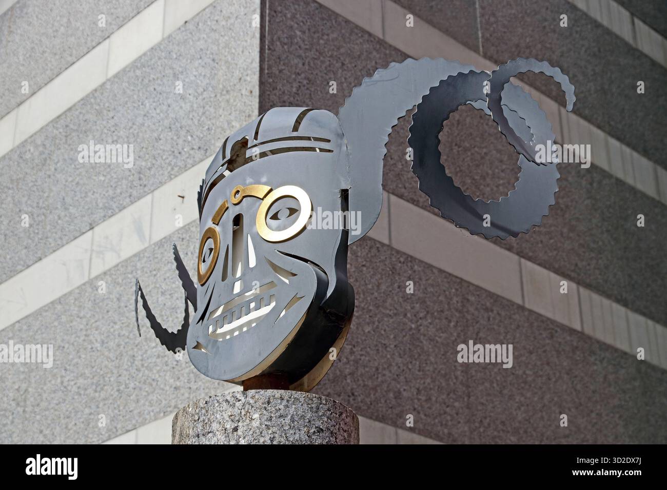 Metallmasken-Emblem am Eingang zum Royal Armouries Museum, Leeds Stockfoto