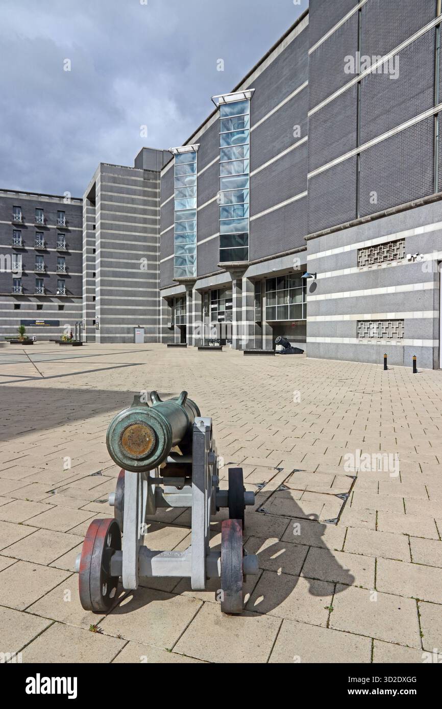 Canon Außeneingang zum Royal Armouries Museum, Leeds Stockfoto