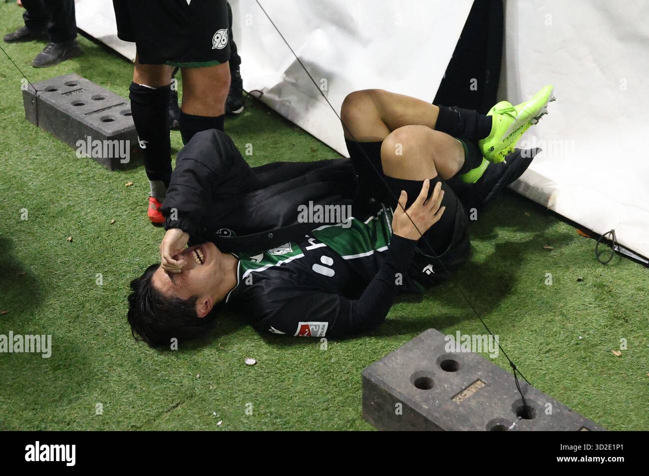Spiesen Elversberg, Deutschland. 31. Oktober 2025. Fußball: Bundesliga 2, SV Elversberg - Hannover 96, Spieltag 11, URSAPHARM-Arena an der Kaiserlinde. Daisuke Yokota, Hannover 96, liegt nach dem Spiel am Rande. Er verdrehte sich den Knöchel, als er nach dem Spiel von einem Geländer sprang, als er auf dem Weg zu den Fans war. Quelle: Sebastian Bach/Fußball-News Saarland /dpa/Alamy Live News Stockfoto
