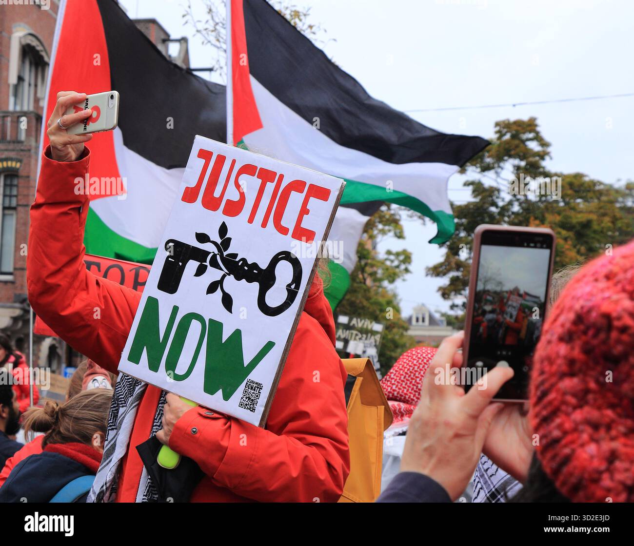 Gerechtigkeit jetzt Protest unterzeichnen bei einer Demonstration in Amsterdam, Niederlande Stockfoto