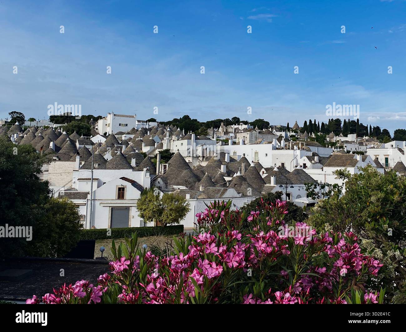 Trulli, UNESCO-Weltkulturerbe in Alberobello, Metropolitanstadt Bari, Italien - Smartphone-aufgenommenes Stockfoto