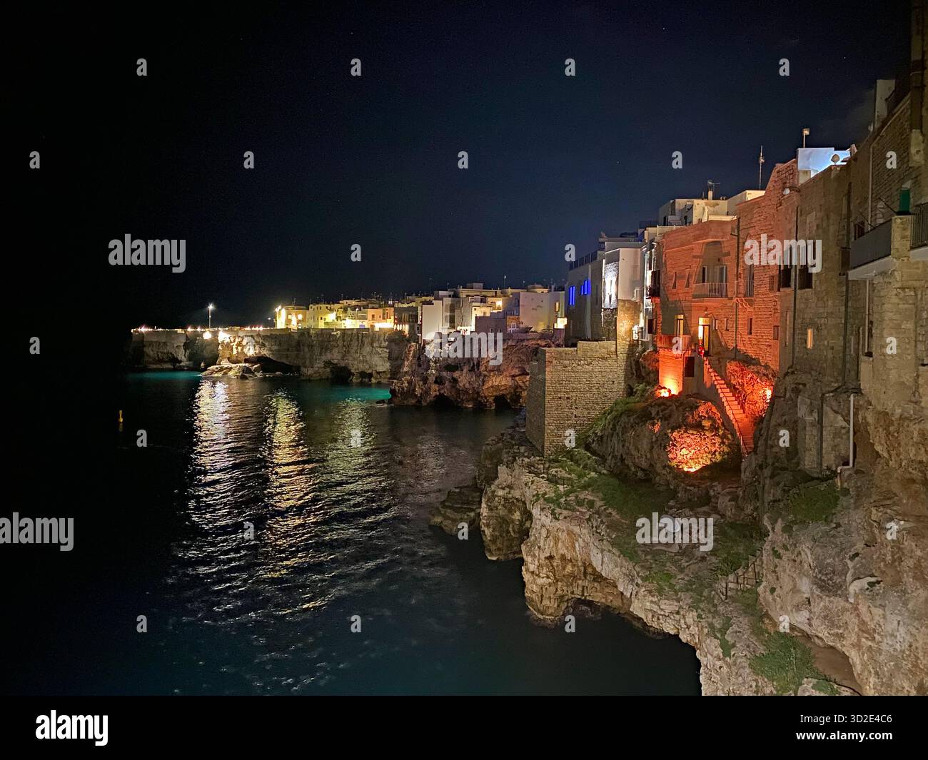 Adriaküste bei Nacht: Polignano a Mare, Italien. - Smartphone-aufgenommenes Stockfoto