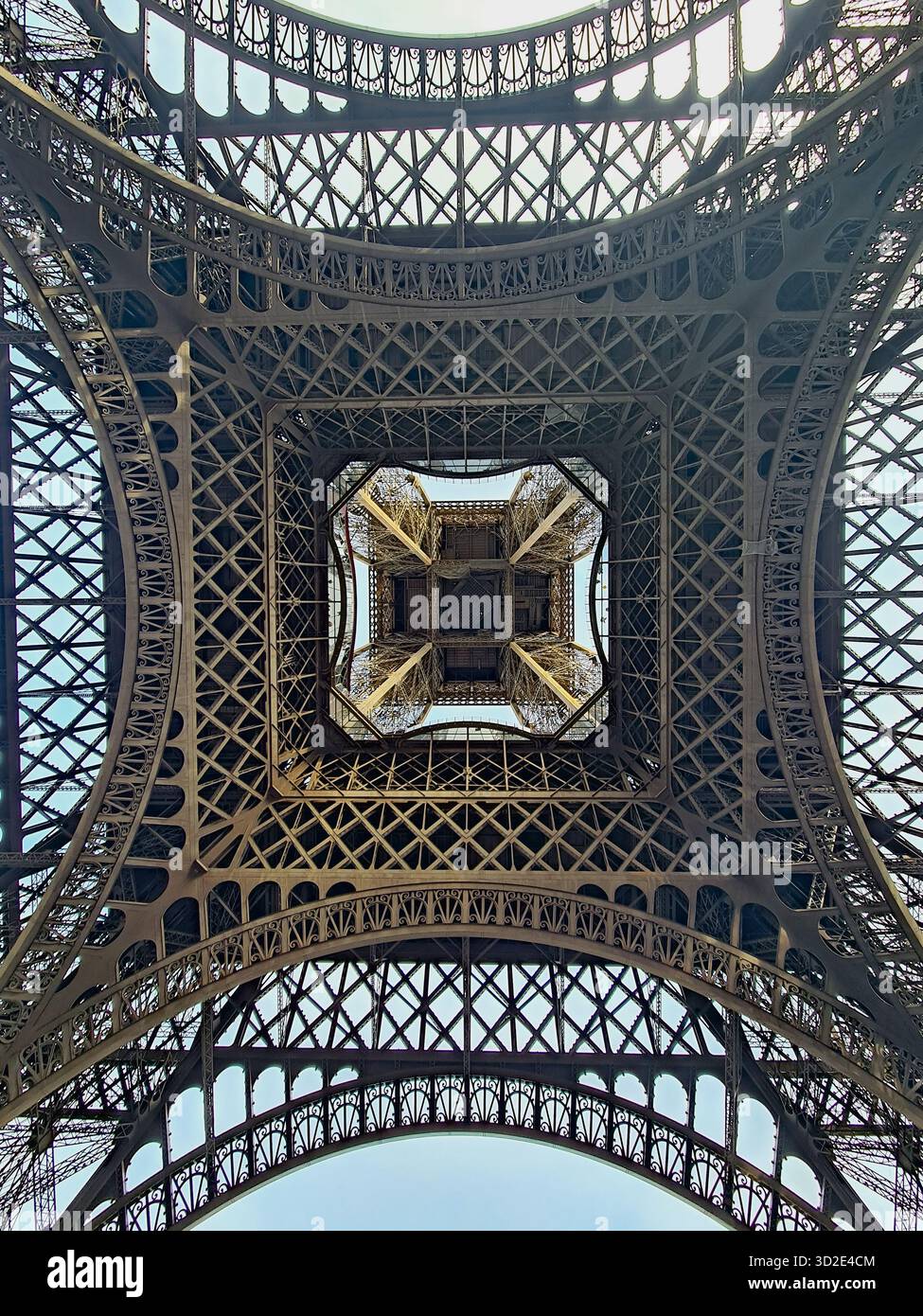 Blick auf den Eiffelturm von der Basis in Paris, Frankreich - Smartphone-aufgenommenes Stockfoto