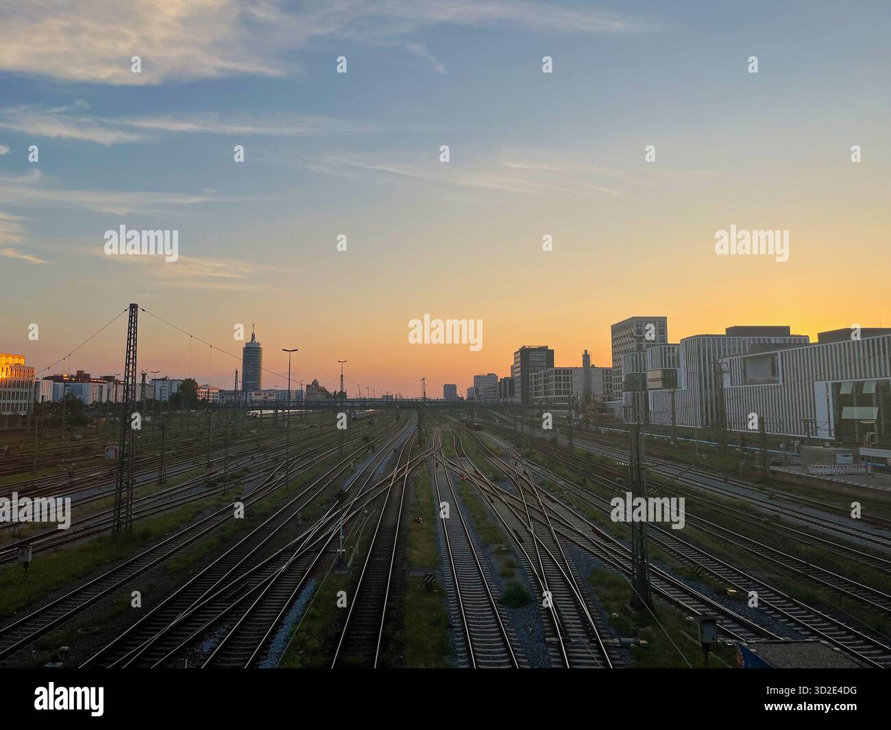 Verkehr und städtische Infrastruktur in München, Bayern, bei Sonnenuntergang, Deutschland. - Smartphone-aufgenommenes Stockfoto