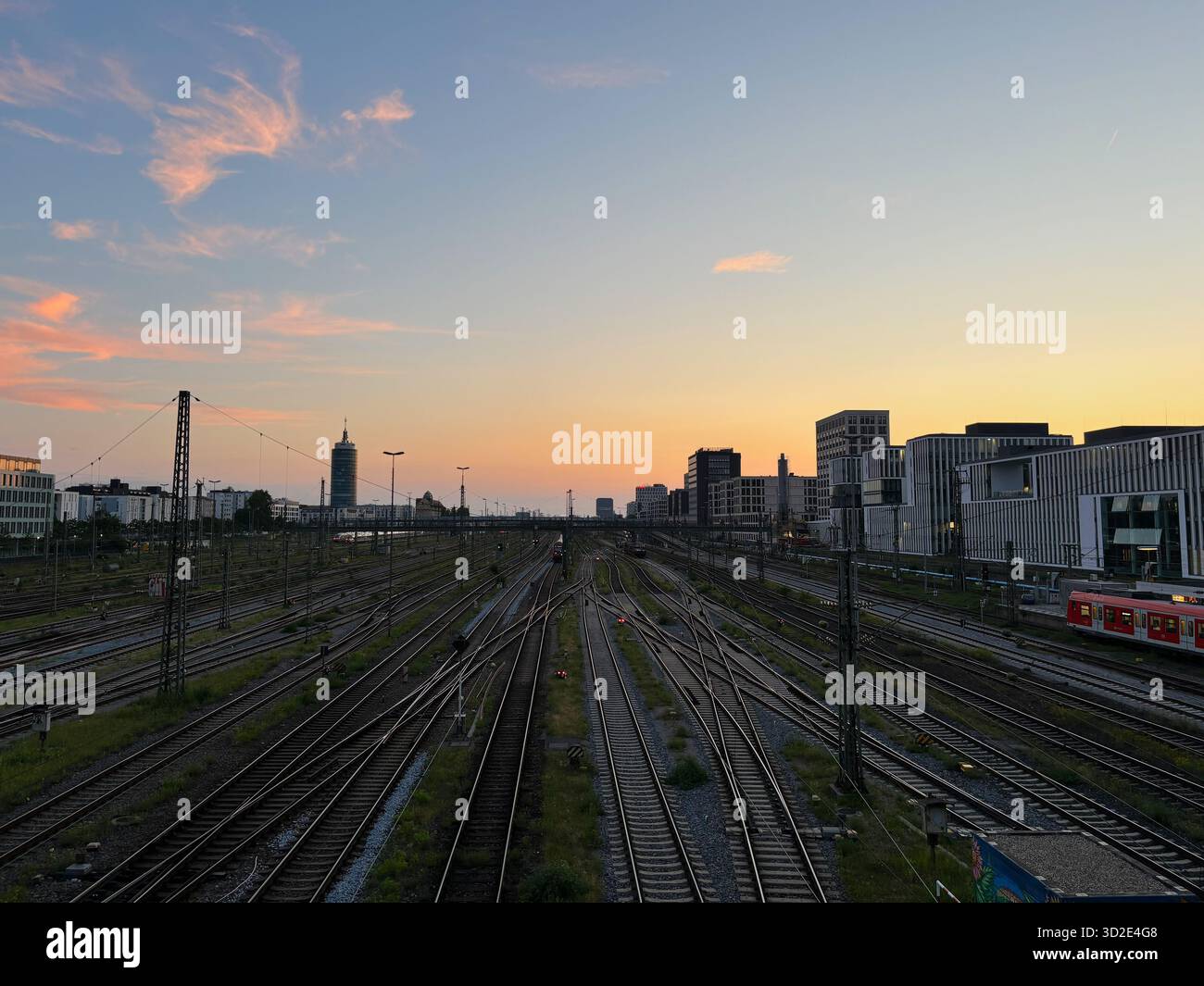 Goldene Stunde Sonnenuntergang über den Stammstrecken in München, Deutschland. - Smartphone-aufgenommenes Stockfoto