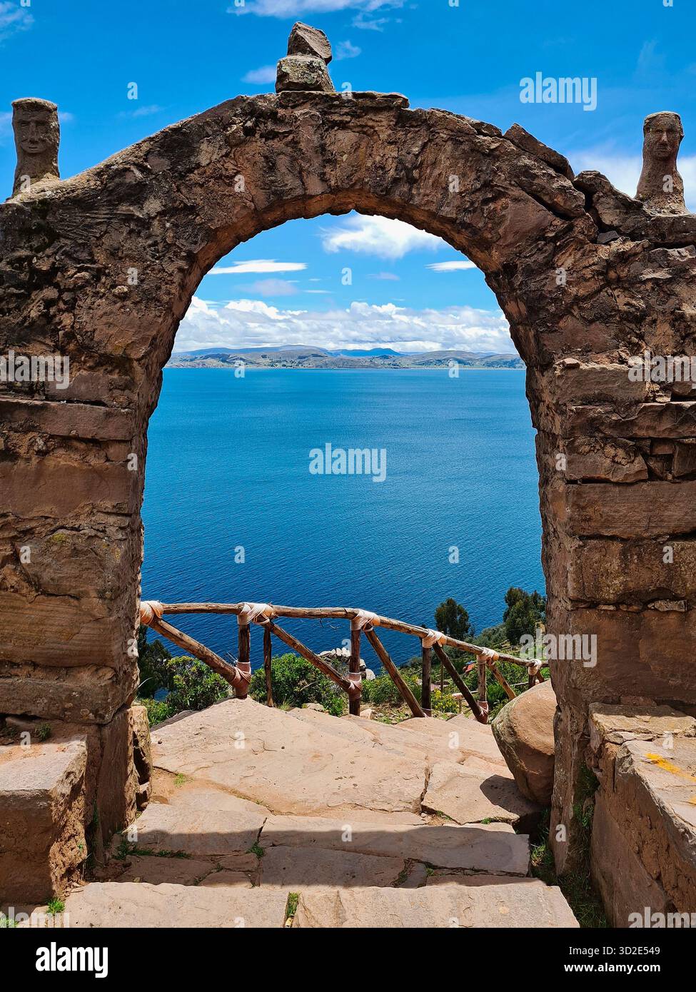 Steinbogen mit Blick auf den Titicacasee in Ocosuyo, Peru. - Smartphone-aufgenommenes Stockfoto