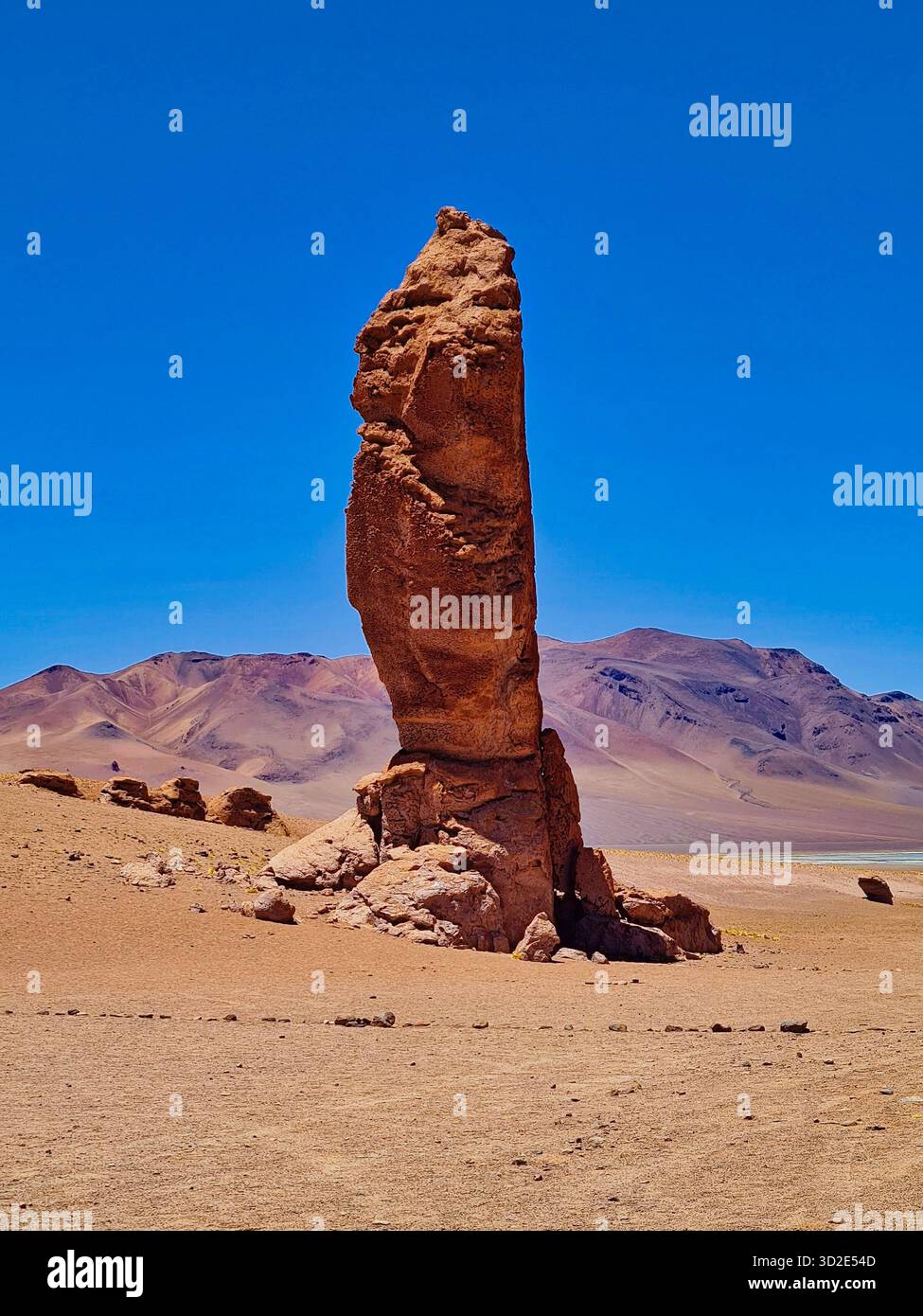 Majestätische Felsformation Monje de la Pacana in der Atacama-Wüste, Chile - Smartphone-aufgenommenes Stockfoto