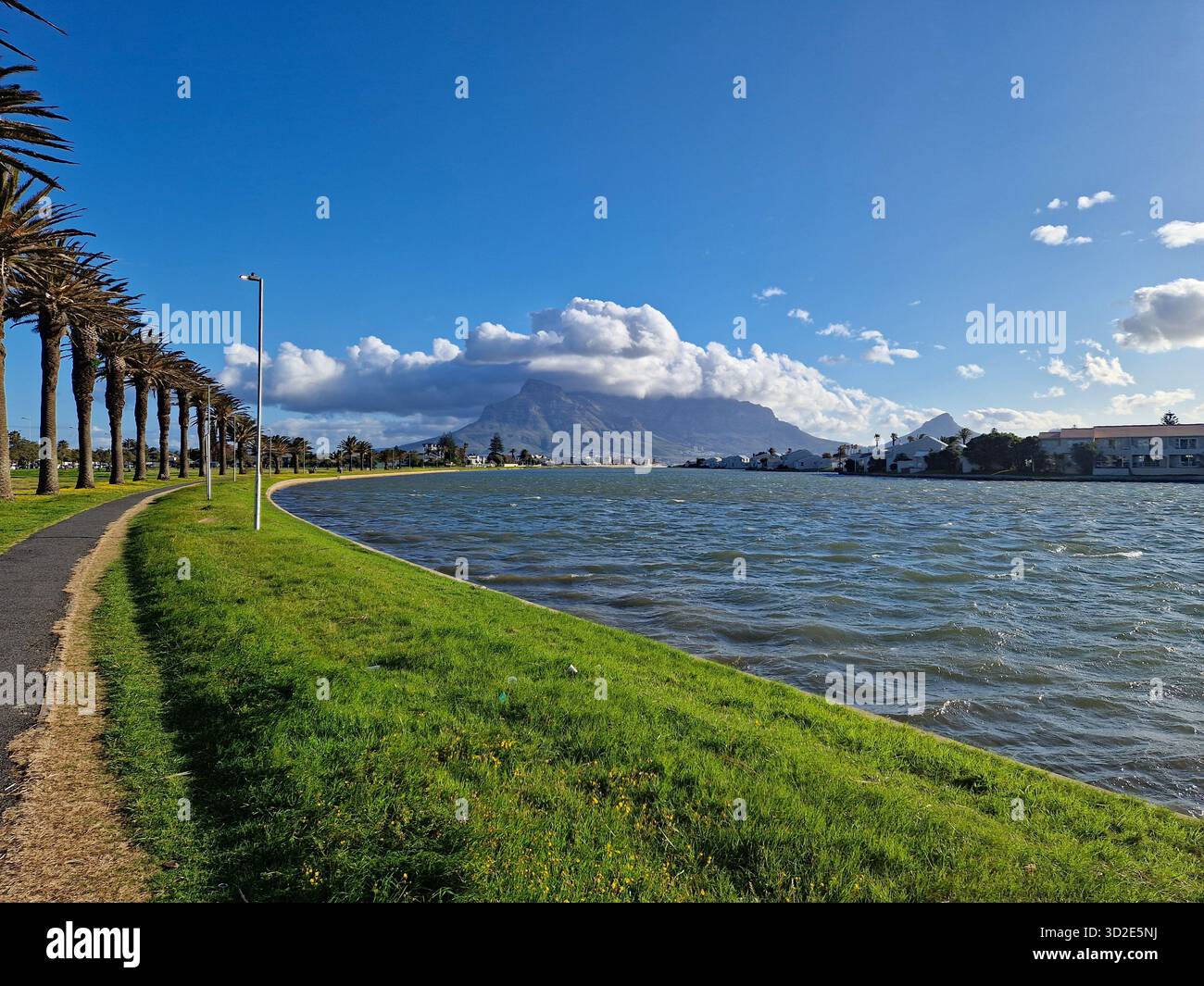 Malerischer Blick auf den Tafelberg von Woodbridge Island, Kapstadt, Südafrika - Smartphone-aufgenommenes Stockfoto
