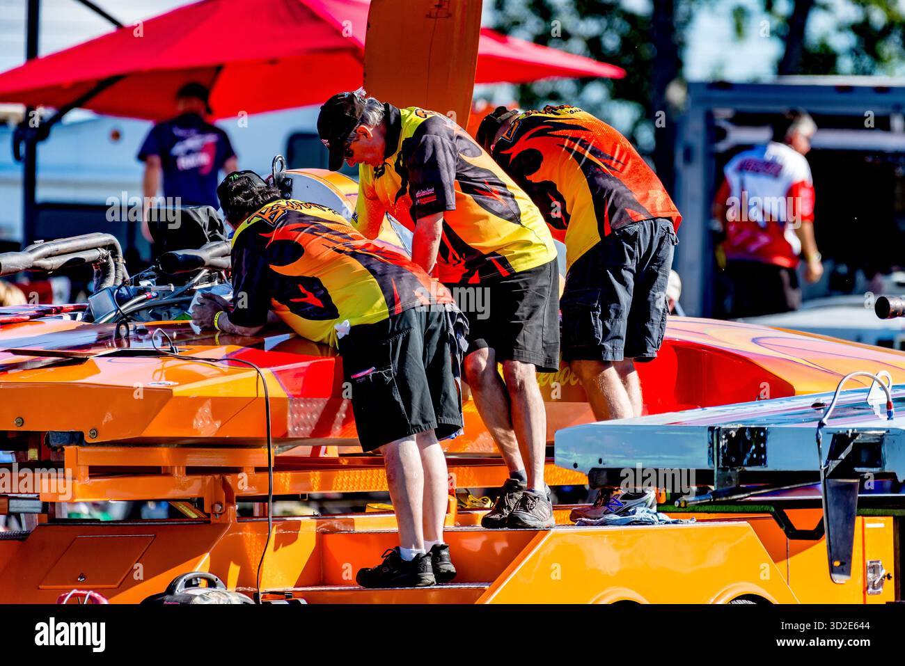 Crew arbeitet an einem Wasserflugzeug für Rennen während Thunder auf der Niagara. Stockfoto