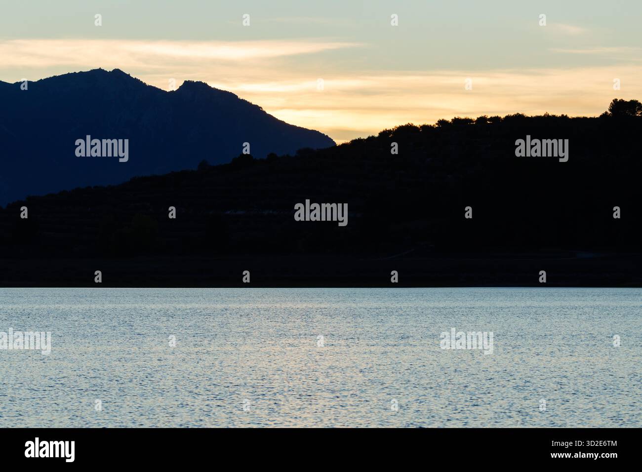 Sonnenuntergang Berg Silhouette Hintergrund auf dem See, Beniarres, Spanien Stockfoto