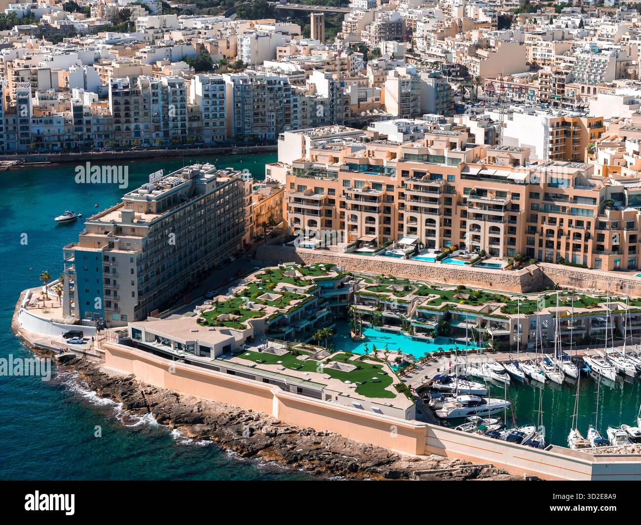 Blick aus der Vogelperspektive auf Portomaso und Spinola Bay Waterfront Complex, Sliema Stockfoto