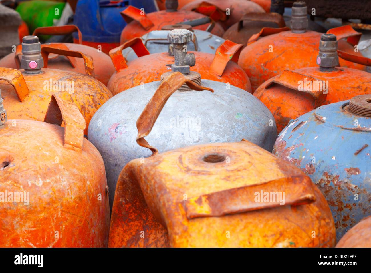 Ein Haufen alter gebrauchter Gasflaschen kleiner Größe. Metallschrott aus Gasflaschen. Stockfoto
