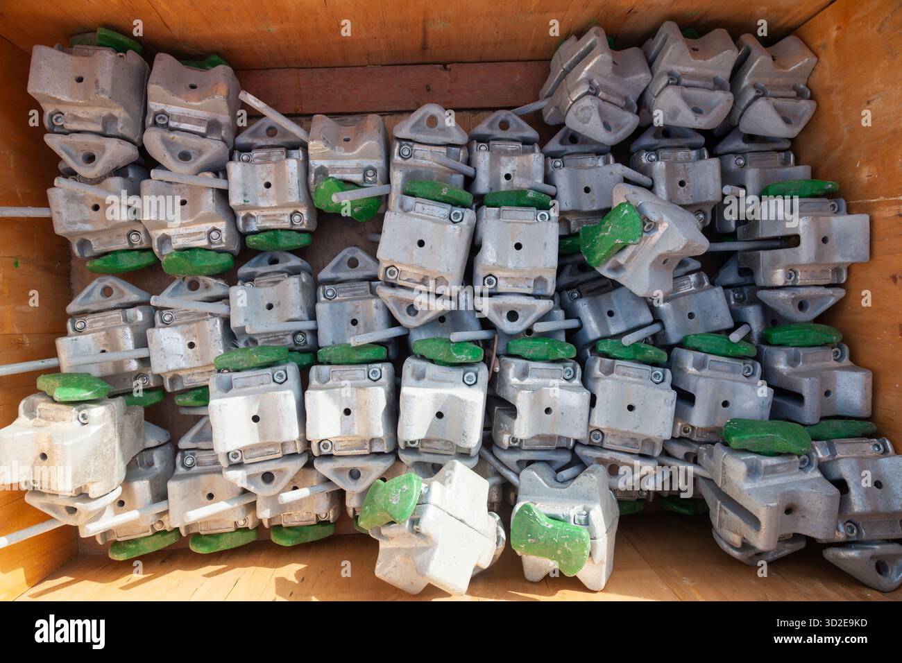 Twistlock-Befestigungselemente zur Sicherung industrieller Versandcontainer auf einem großen Frachtschiff-Deck, Nahaufnahme Stockfoto