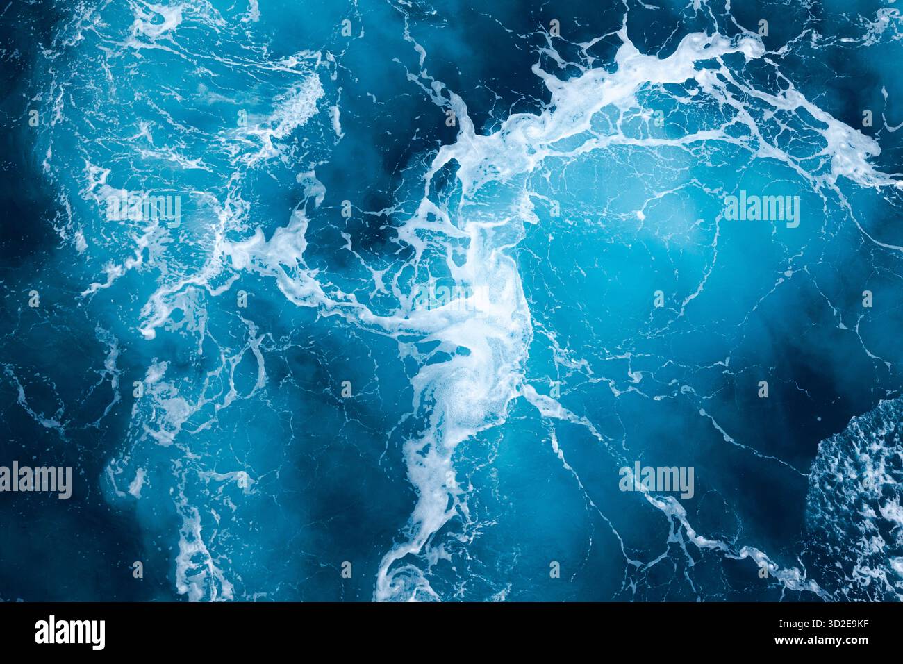 Ozean Wasser Hintergrund mit Schaum. Wasserspritzer im Meer. Keine Ruhe Stockfoto