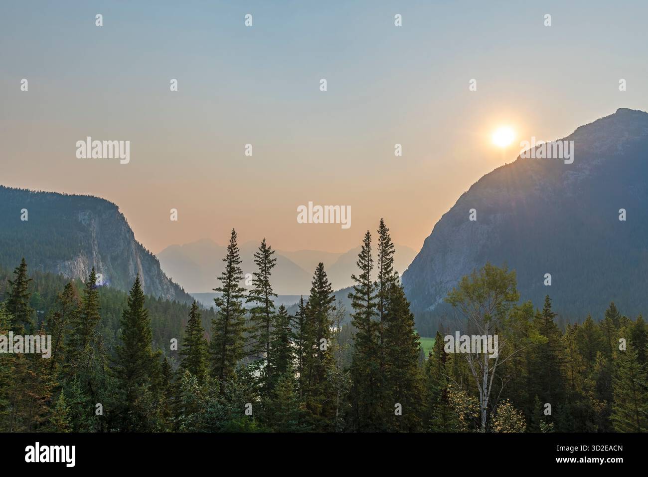 Sonnenaufgang über dem Bow River Valley vom Banff Springs Hotel, Banff National Park, Alberta, Kanada. Stockfoto
