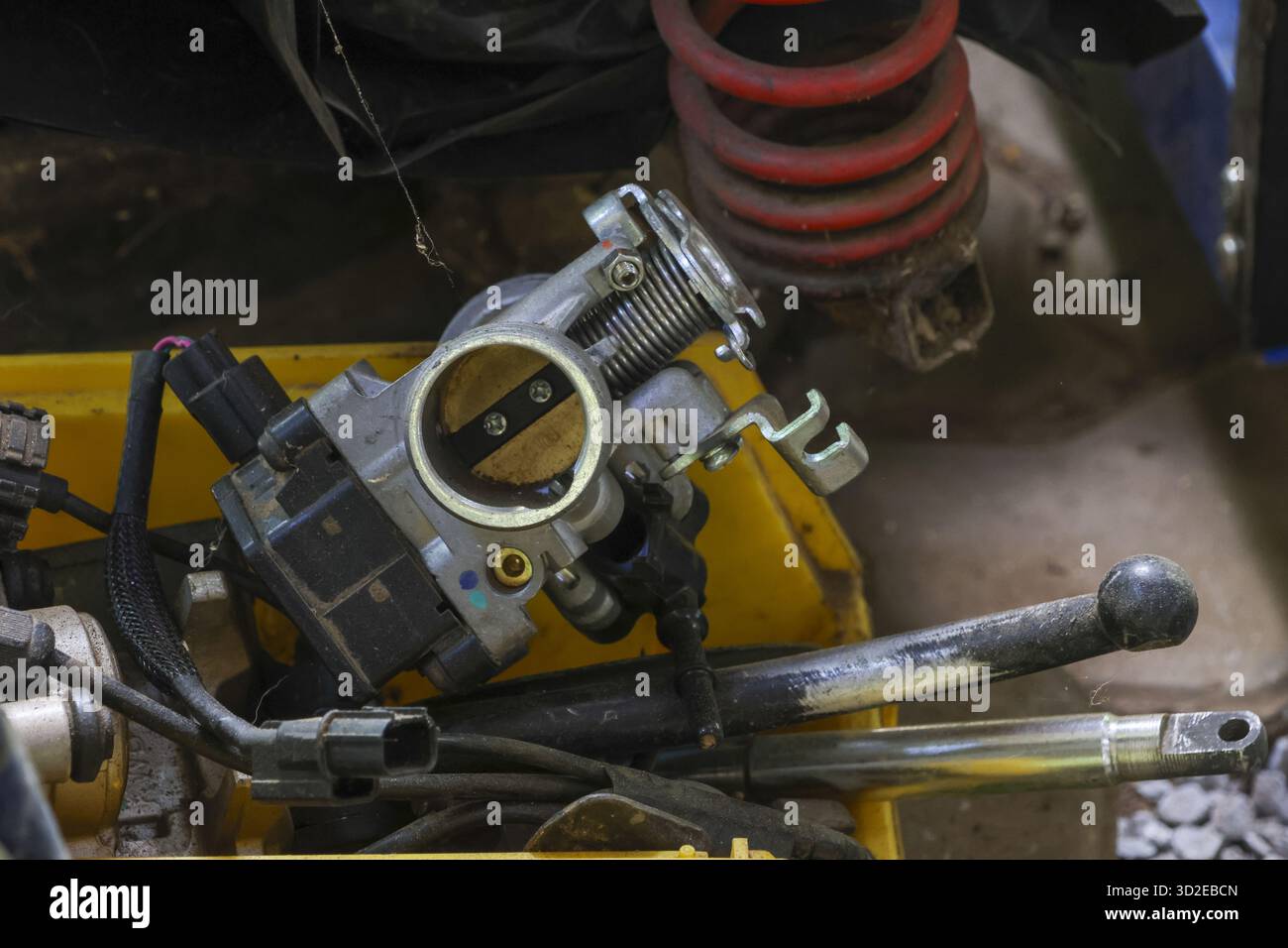 Nahaufnahme des verschmutzten Motorteils des Drosselklappengehäuses. Fahrzeug-Wartungs- und Reparaturkonzept mit mechanischer Drosselklappenkomponente während des Fahrzeugs Stockfoto