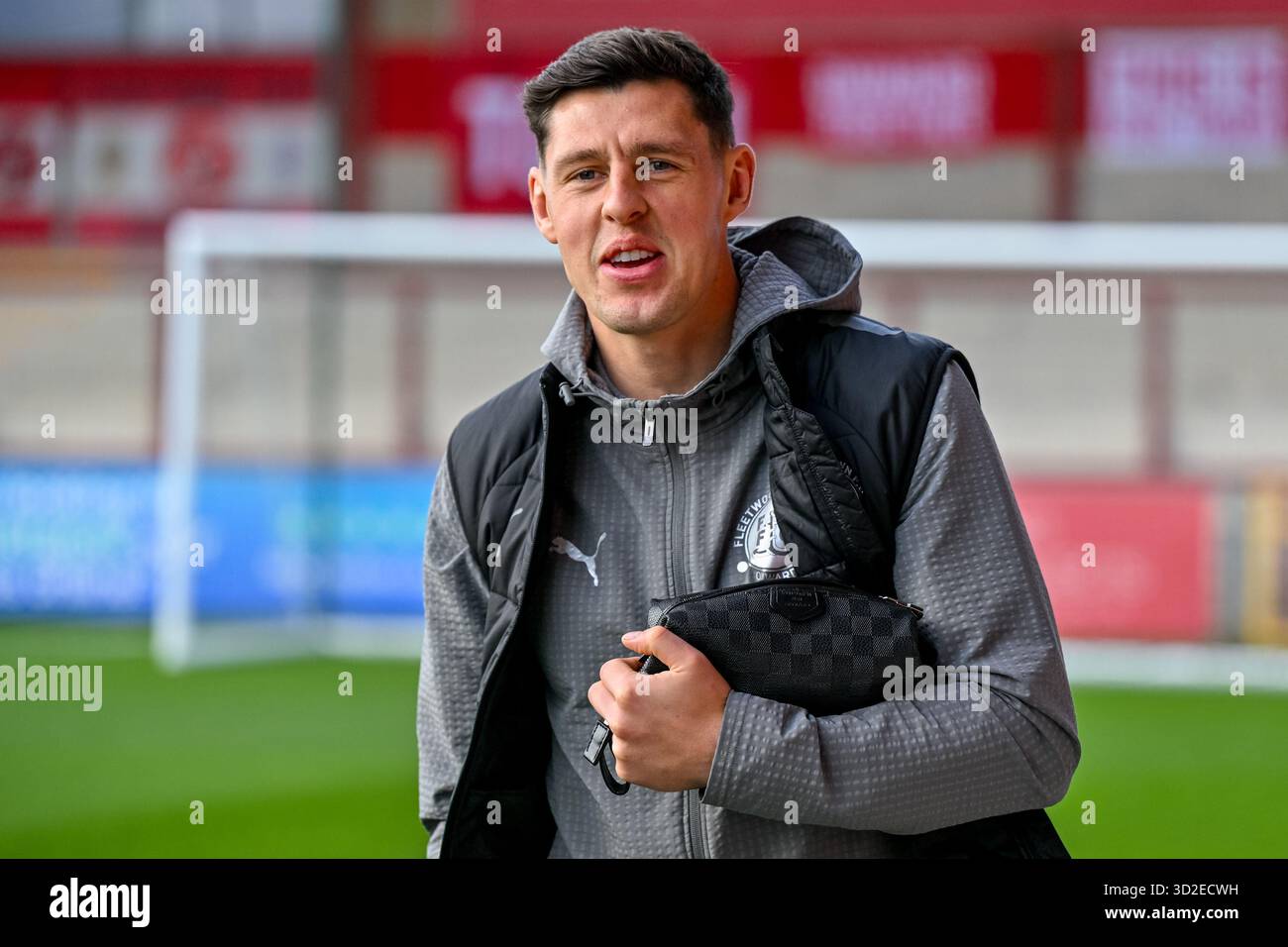 James Bolton von Fleetwood Town geht vor dem Emirates FA Cup 1. Runde Spiel Fleetwood Town gegen Barnet im Highbury Stadium, Fleetwood, Großbritannien, 1. November 2025 (Foto: Adam Gee/News Images) *** GER AUT SUI OUT *** Stockfoto