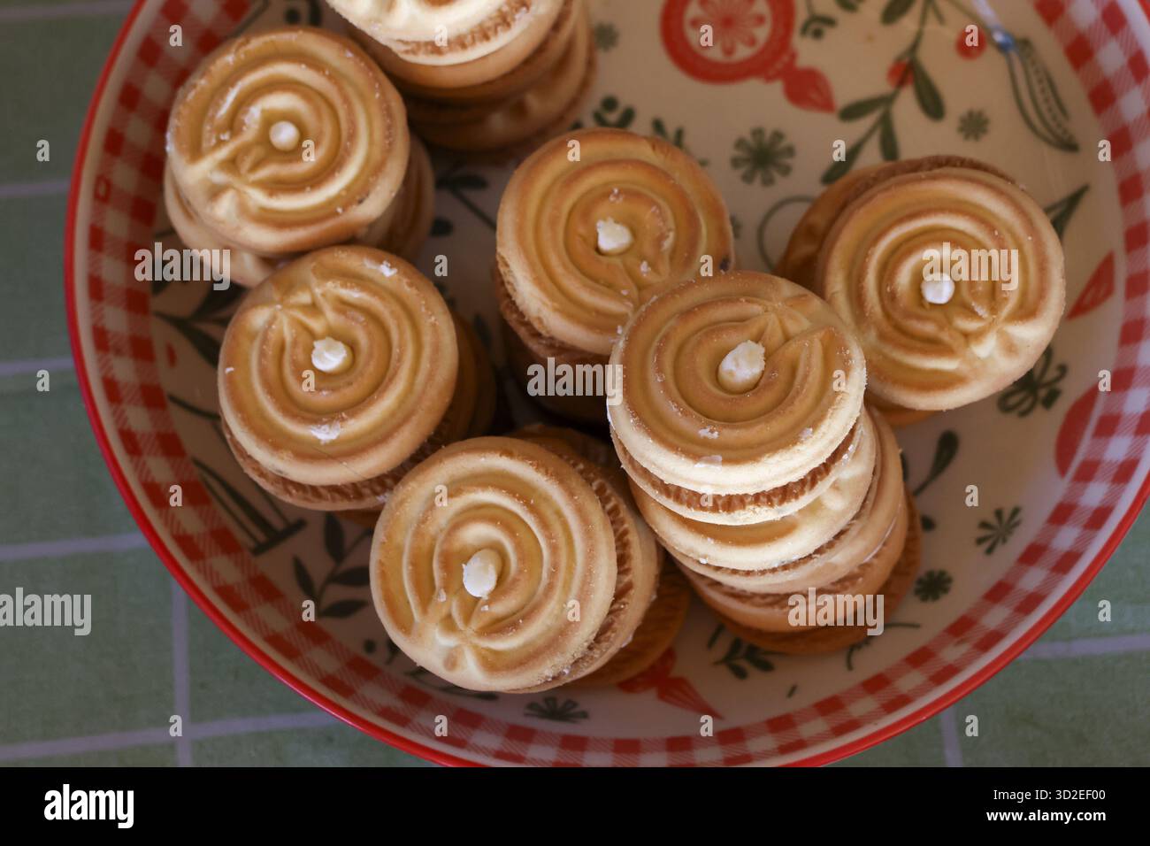 Herrliche hausgemachte, geröstete Spiralkekse in der Schüssel. Süße Dessertgerichte und frisches Backen sorgen für köstliche Kekse für gemütliche und gemütliche Snacks Stockfoto