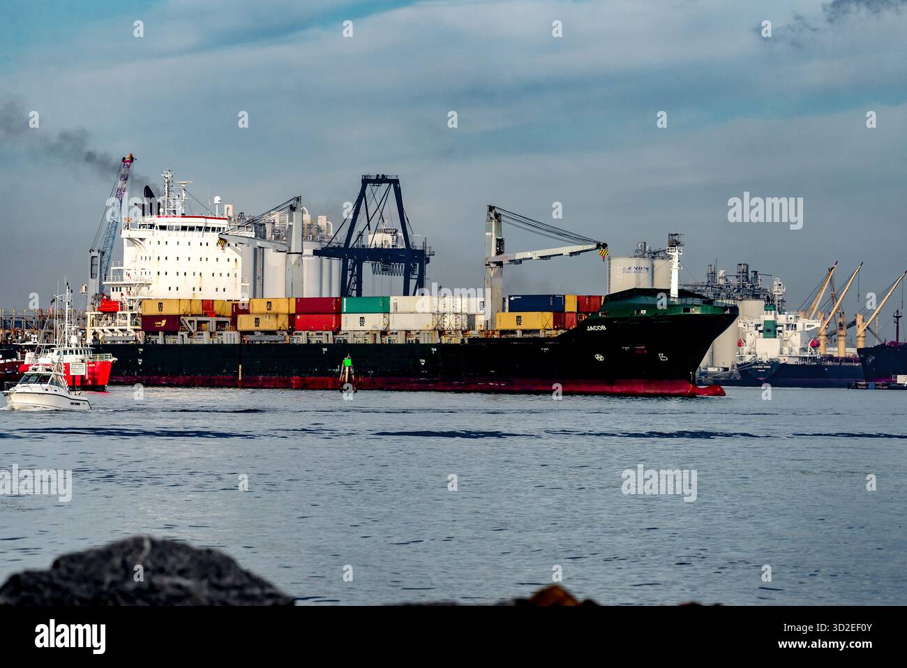 Containerschiff in Port Everglades FL angedockt. Stockfoto