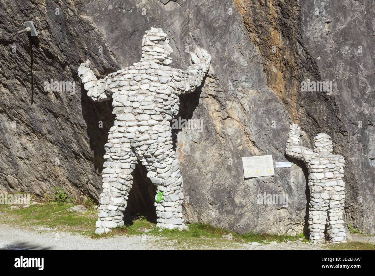 Skulpturen auf dem Spaltstein mit Wanderweg im Herbst, Pinnistal, Neustift im Stubaital, Tirol, Österreich Stockfoto