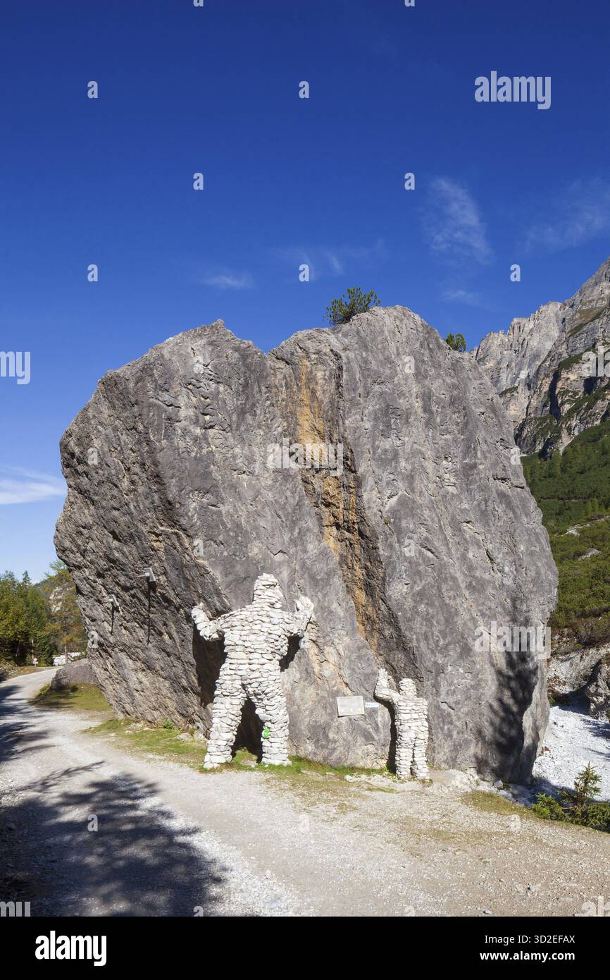 Skulpturen auf dem Spaltstein mit Wanderweg im Herbst, Pinnistal, Neustift im Stubaital, Tirol, Österreich Stockfoto
