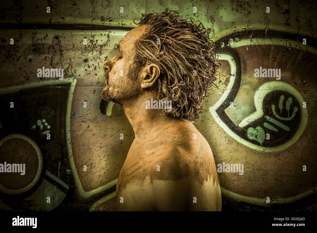 Krieger Mann Schlamm auf Graffiti Hintergrund Stockfoto