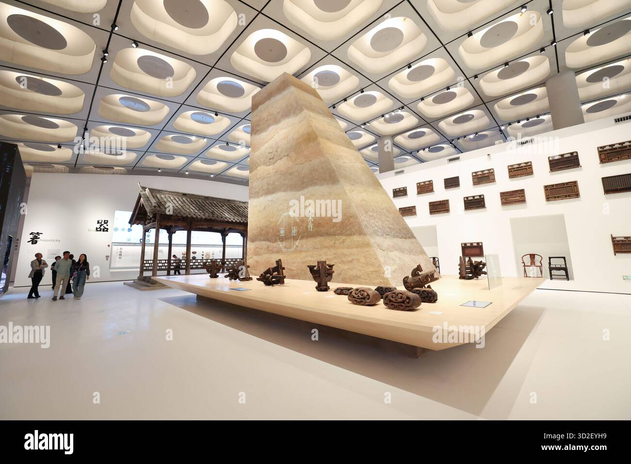 Shenzhen, chinesische Provinz Guangdong. November 2025. Besucher besuchen eine Ausstellung am Shenzhen Bay Culture Square in Shenzhen, südchinesischer Provinz Guangdong, 1. November 2025. Der Shenzhen Bay Culture Square begann am Samstag mit der Probefahrt. Der Wahrzeichen-Platz mit einer Baufläche von 188.000 Quadratmetern verfügt über neun Ausstellungshallen. Quelle: Liang Xu/Xinhua/Alamy Live News Stockfoto