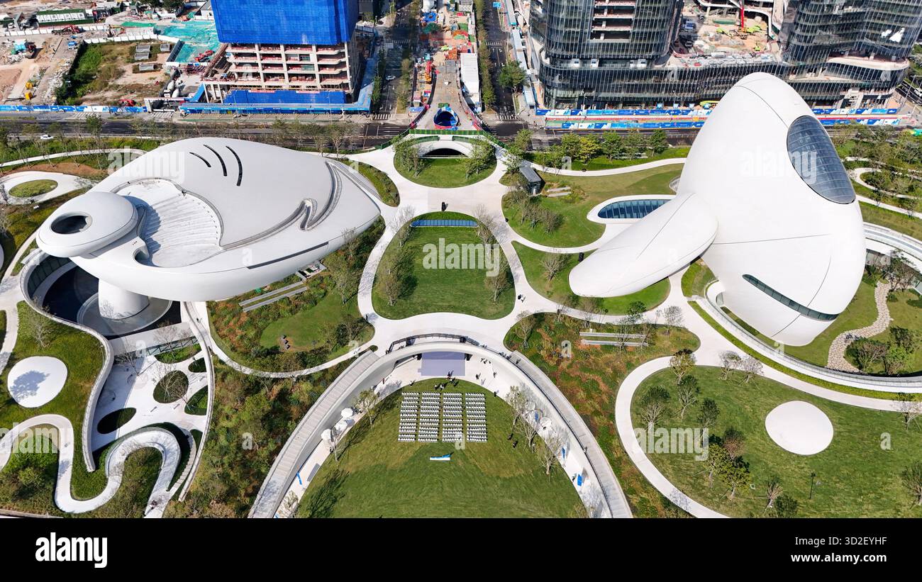 Shenzhen. November 2025. Ein Drohnenfoto vom 1. November 2025 zeigt einen Blick auf den Shenzhen Bay Culture Square in Shenzhen, der südchinesischen Provinz Guangdong. Der Shenzhen Bay Culture Square begann am Samstag mit der Probefahrt. Der Wahrzeichen-Platz mit einer Baufläche von 188.000 Quadratmetern verfügt über neun Ausstellungshallen. Quelle: Liang Xu/Xinhua/Alamy Live News Stockfoto