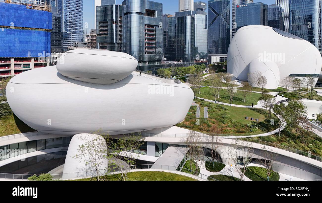 Shenzhen. November 2025. Ein Drohnenfoto vom 1. November 2025 zeigt einen Blick auf den Shenzhen Bay Culture Square in Shenzhen, der südchinesischen Provinz Guangdong. Der Shenzhen Bay Culture Square begann am Samstag mit der Probefahrt. Der Wahrzeichen-Platz mit einer Baufläche von 188.000 Quadratmetern verfügt über neun Ausstellungshallen. Quelle: Liang Xu/Xinhua/Alamy Live News Stockfoto