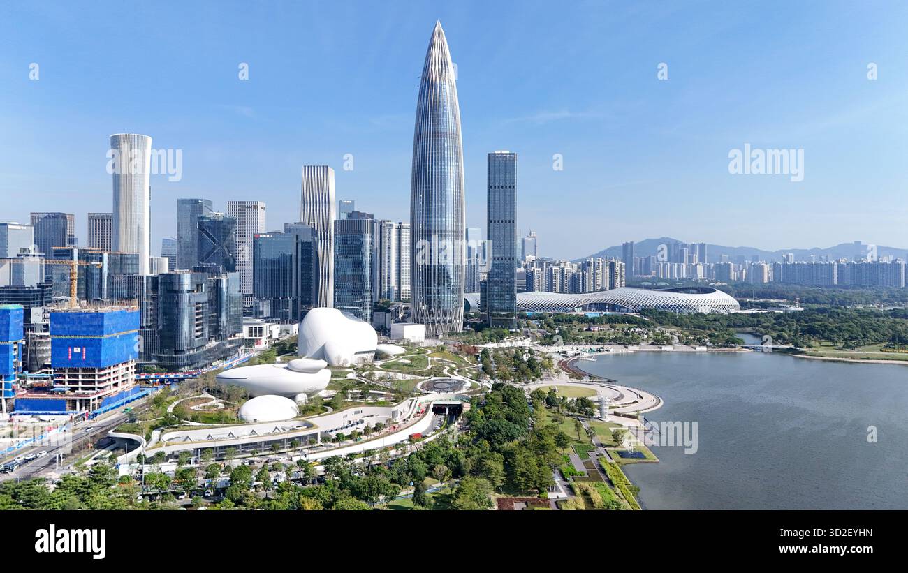 Shenzhen. November 2025. Ein Drohnenfoto vom 1. November 2025 zeigt einen Blick auf den Shenzhen Bay Culture Square in Shenzhen, der südchinesischen Provinz Guangdong. Der Shenzhen Bay Culture Square begann am Samstag mit der Probefahrt. Der Wahrzeichen-Platz mit einer Baufläche von 188.000 Quadratmetern verfügt über neun Ausstellungshallen. Quelle: Liang Xu/Xinhua/Alamy Live News Stockfoto