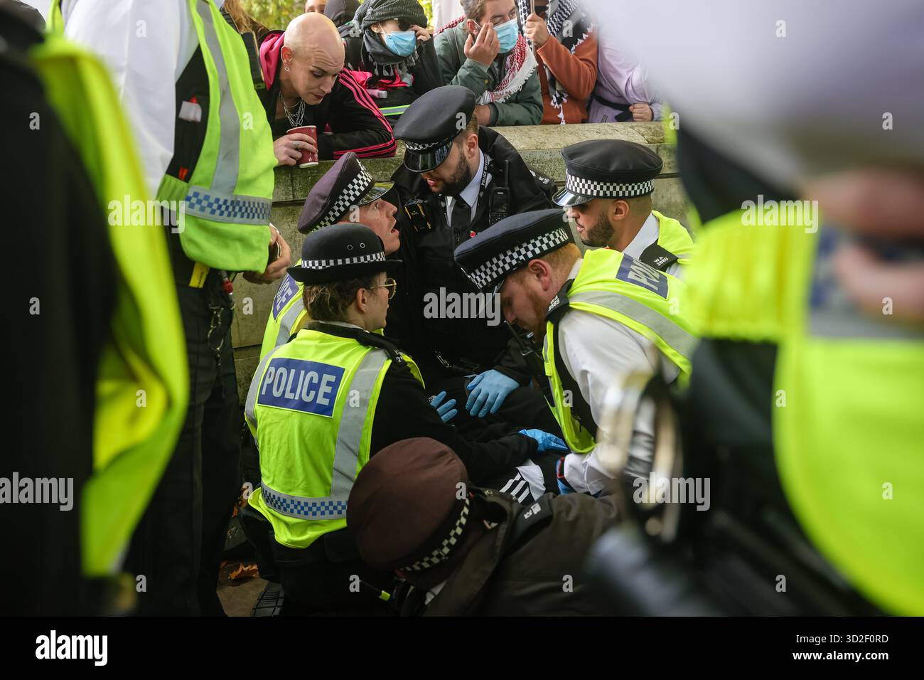 LONDON, UK - 01. November 2025: Transrechtler veranstalten am 1. November 2025 einen Gegenprotest in der Nähe des Parlaments in London, England, während Anti-Trans-feministische Aktivisten durch die Gegend marschieren. Mindestens eine Person wurde von der Polizei festgenommen und verhaftet. Gegendemonstratoren schwenkten Flaggen, hielten Plakate und skandierten zur Unterstützung von Transgender-Rechten und Inklusion. Stockfoto
