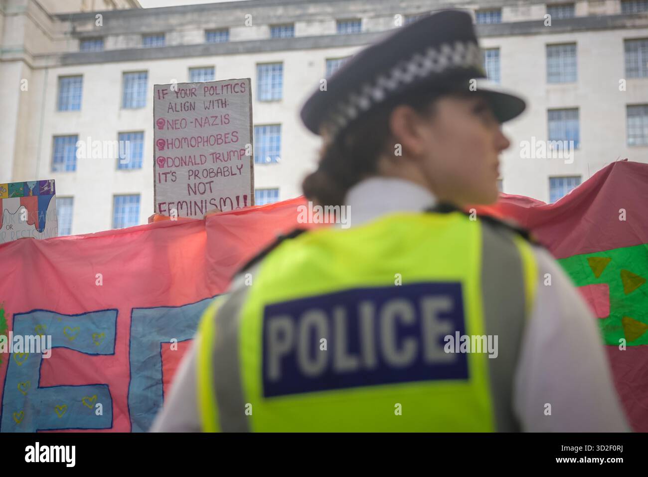 LONDON, UK - 01. November 2025: Transrechtler veranstalten am 1. November 2025 einen Gegenprotest in der Nähe des Parlaments in London, England, während Anti-Trans-feministische Aktivisten durch die Gegend marschieren. Mindestens eine Person wurde von der Polizei festgenommen und verhaftet. Gegendemonstratoren schwenkten Flaggen, hielten Plakate und skandierten zur Unterstützung von Transgender-Rechten und Inklusion. Stockfoto