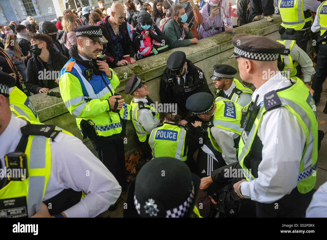 LONDON, UK - 01. November 2025: Transrechtler veranstalten am 1. November 2025 einen Gegenprotest in der Nähe des Parlaments in London, England, während Anti-Trans-feministische Aktivisten durch die Gegend marschieren. Mindestens eine Person wurde von der Polizei festgenommen und verhaftet. Gegendemonstratoren schwenkten Flaggen, hielten Plakate und skandierten zur Unterstützung von Transgender-Rechten und Inklusion. Stockfoto
