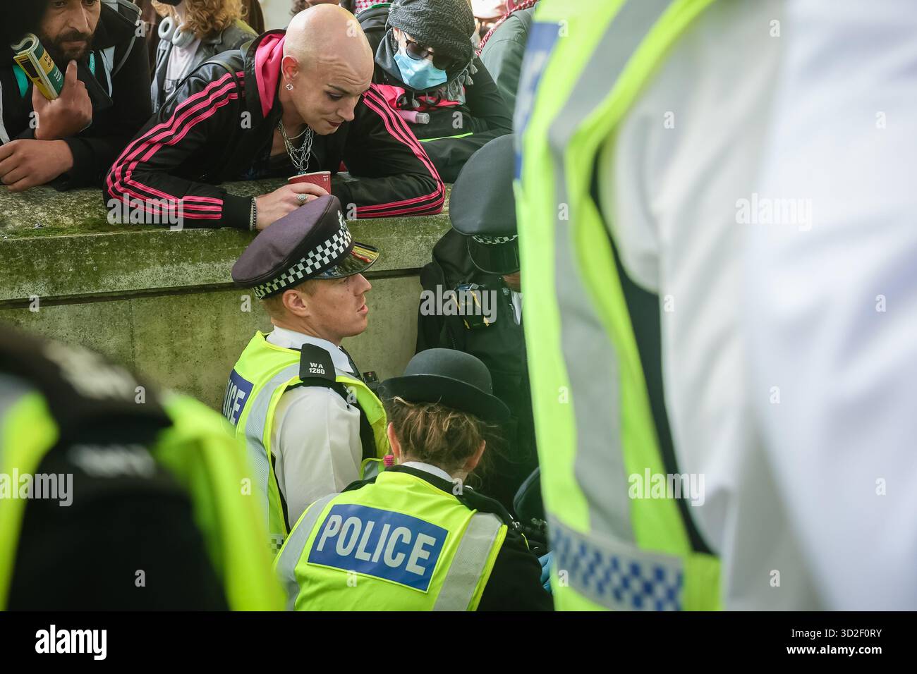 LONDON, UK - 01. November 2025: Transrechtler veranstalten am 1. November 2025 einen Gegenprotest in der Nähe des Parlaments in London, England, während Anti-Trans-feministische Aktivisten durch die Gegend marschieren. Mindestens eine Person wurde von der Polizei festgenommen und verhaftet. Gegendemonstratoren schwenkten Flaggen, hielten Plakate und skandierten zur Unterstützung von Transgender-Rechten und Inklusion. Stockfoto