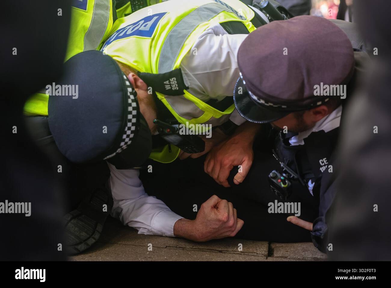 LONDON, UK - 01. November 2025: Transrechtler veranstalten am 1. November 2025 einen Gegenprotest in der Nähe des Parlaments in London, England, während Anti-Trans-feministische Aktivisten durch die Gegend marschieren. Mindestens eine Person wurde von der Polizei festgenommen und verhaftet. Gegendemonstratoren schwenkten Flaggen, hielten Plakate und skandierten zur Unterstützung von Transgender-Rechten und Inklusion. Stockfoto