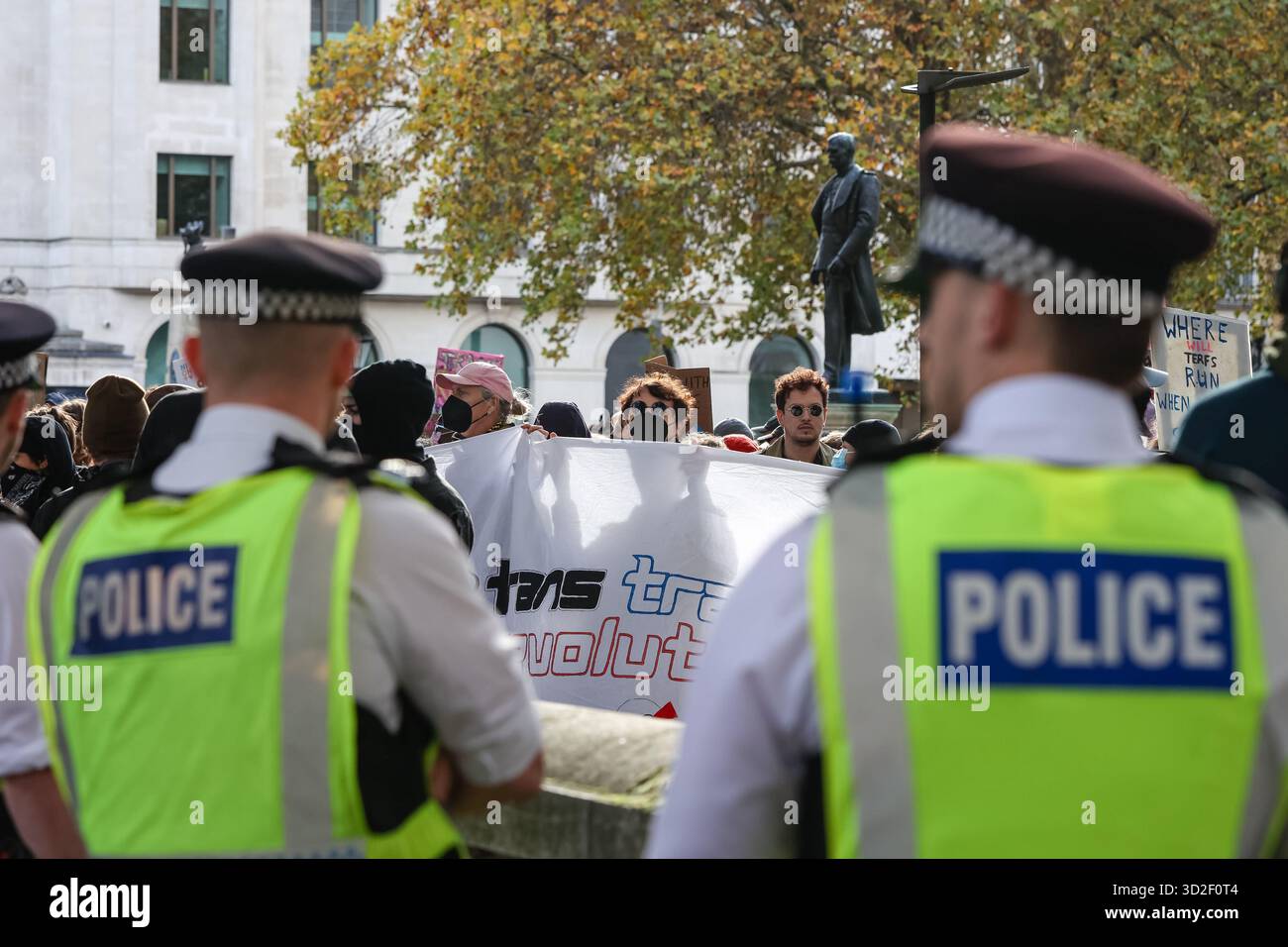 LONDON, UK - 01. November 2025: Transrechtler veranstalten am 1. November 2025 einen Gegenprotest in der Nähe des Parlaments in London, England, während Anti-Trans-feministische Aktivisten durch die Gegend marschieren. Mindestens eine Person wurde von der Polizei festgenommen und verhaftet. Gegendemonstratoren schwenkten Flaggen, hielten Plakate und skandierten zur Unterstützung von Transgender-Rechten und Inklusion. Stockfoto