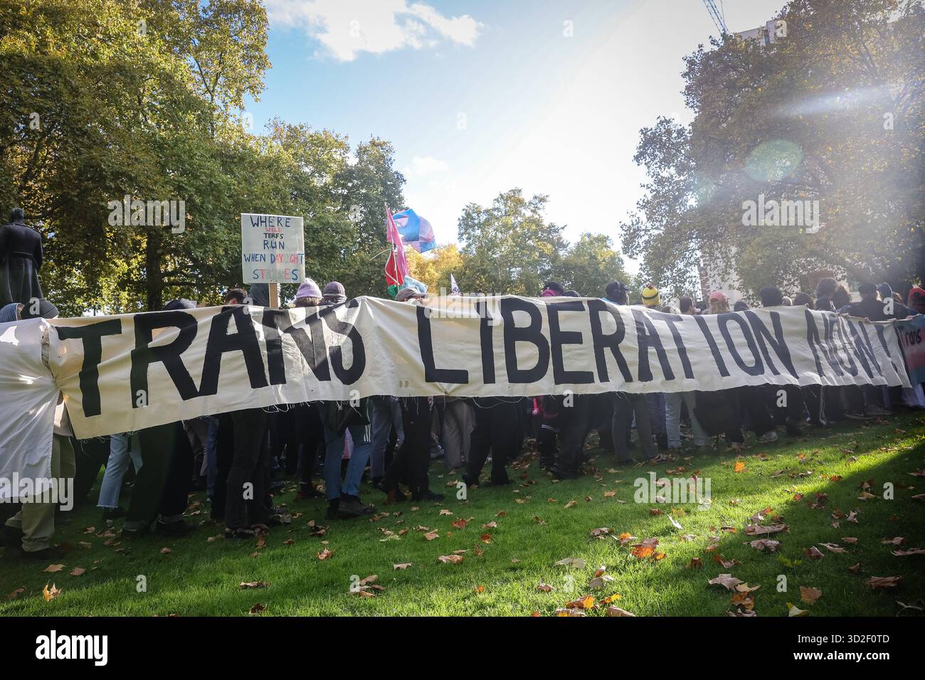 LONDON, UK - 01. November 2025: Transrechtler veranstalten am 1. November 2025 einen Gegenprotest in der Nähe des Parlaments in London, England, während Anti-Trans-feministische Aktivisten durch die Gegend marschieren. Mindestens eine Person wurde von der Polizei festgenommen und verhaftet. Gegendemonstratoren schwenkten Flaggen, hielten Plakate und skandierten zur Unterstützung von Transgender-Rechten und Inklusion. Stockfoto