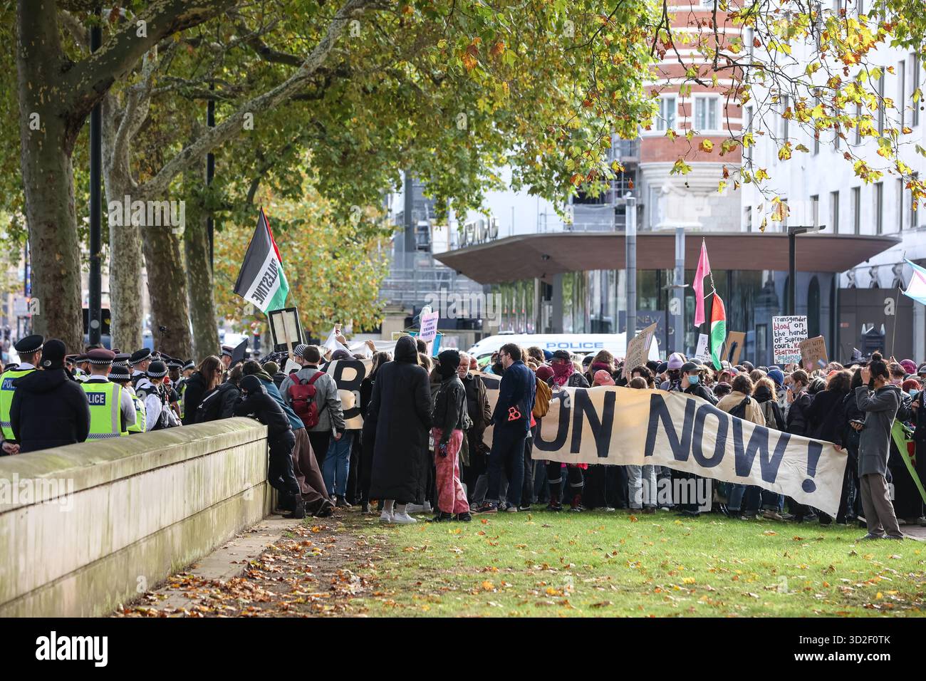 LONDON, UK - 01. November 2025: Transrechtler veranstalten am 1. November 2025 einen Gegenprotest in der Nähe des Parlaments in London, England, während Anti-Trans-feministische Aktivisten durch die Gegend marschieren. Mindestens eine Person wurde von der Polizei festgenommen und verhaftet. Gegendemonstratoren schwenkten Flaggen, hielten Plakate und skandierten zur Unterstützung von Transgender-Rechten und Inklusion. Stockfoto