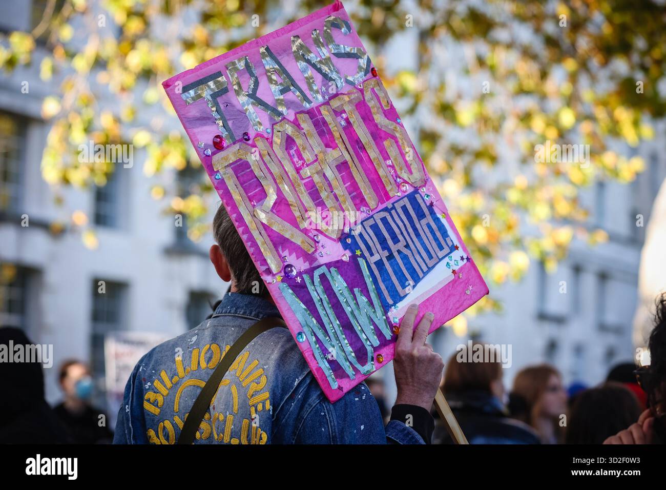 LONDON, UK - 01. November 2025: Transrechtler veranstalten am 1. November 2025 einen Gegenprotest in der Nähe des Parlaments in London, England, während Anti-Trans-feministische Aktivisten durch die Gegend marschieren. Mindestens eine Person wurde von der Polizei festgenommen und verhaftet. Gegendemonstratoren schwenkten Flaggen, hielten Plakate und skandierten zur Unterstützung von Transgender-Rechten und Inklusion. Stockfoto