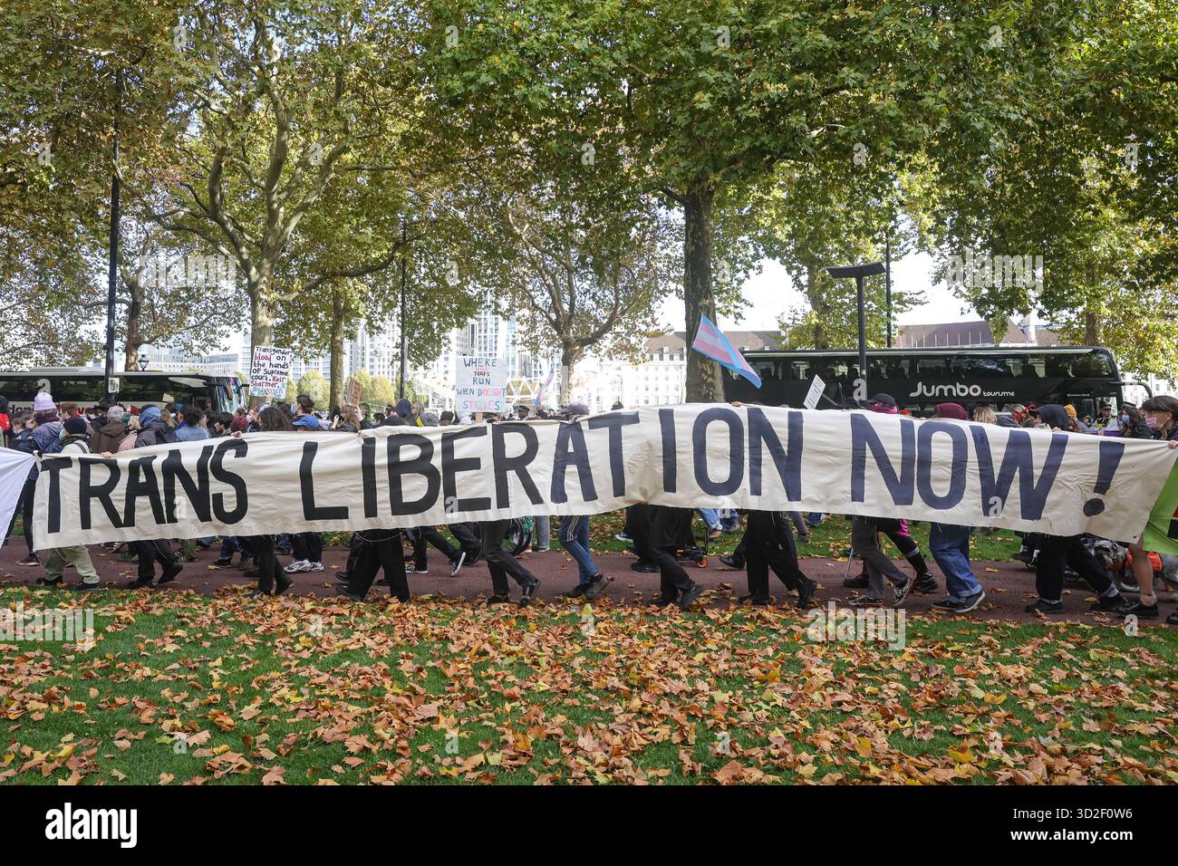LONDON, UK - 01. November 2025: Transrechtler veranstalten am 1. November 2025 einen Gegenprotest in der Nähe des Parlaments in London, England, während Anti-Trans-feministische Aktivisten durch die Gegend marschieren. Mindestens eine Person wurde von der Polizei festgenommen und verhaftet. Gegendemonstratoren schwenkten Flaggen, hielten Plakate und skandierten zur Unterstützung von Transgender-Rechten und Inklusion. Stockfoto