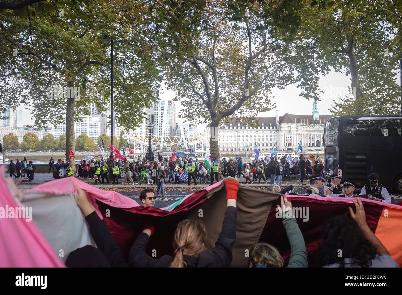 LONDON, UK - 01. November 2025: Transrechtler veranstalten am 1. November 2025 einen Gegenprotest in der Nähe des Parlaments in London, England, während Anti-Trans-feministische Aktivisten durch die Gegend marschieren. Mindestens eine Person wurde von der Polizei festgenommen und verhaftet. Gegendemonstratoren schwenkten Flaggen, hielten Plakate und skandierten zur Unterstützung von Transgender-Rechten und Inklusion. Stockfoto