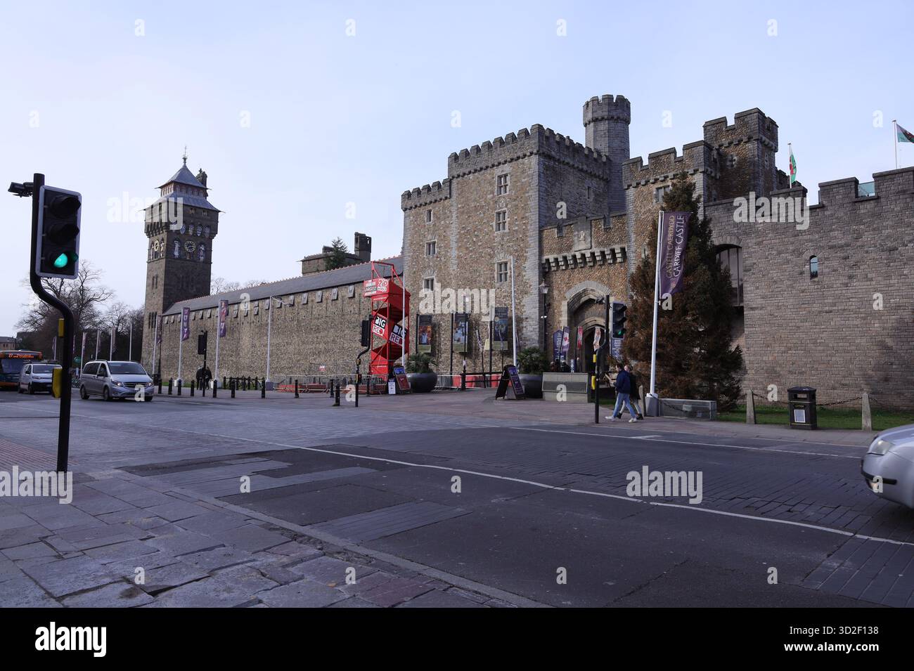 Cardiff Castle, das sich im Zentrum von Wales befindet, ist eine mittelalterliche Burg, die leicht von der Cardiff High Street aus zu erreichen ist. Stockfoto