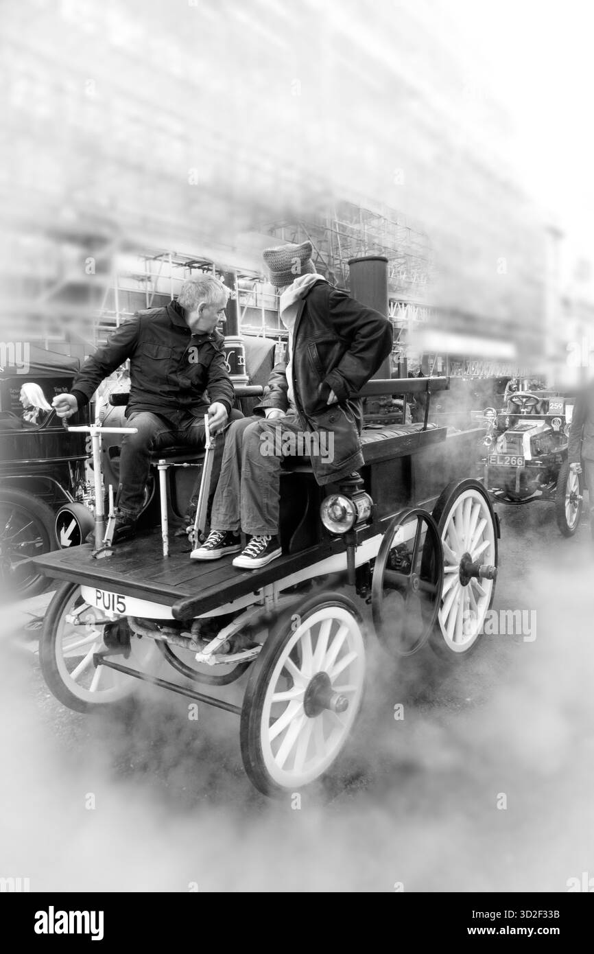 Rowan Atkinson fährt einen alten Dampfwagen beim St James Motoring Spectacle 2025 in der Pall Mall Westminster London, Großbritannien Stockfoto