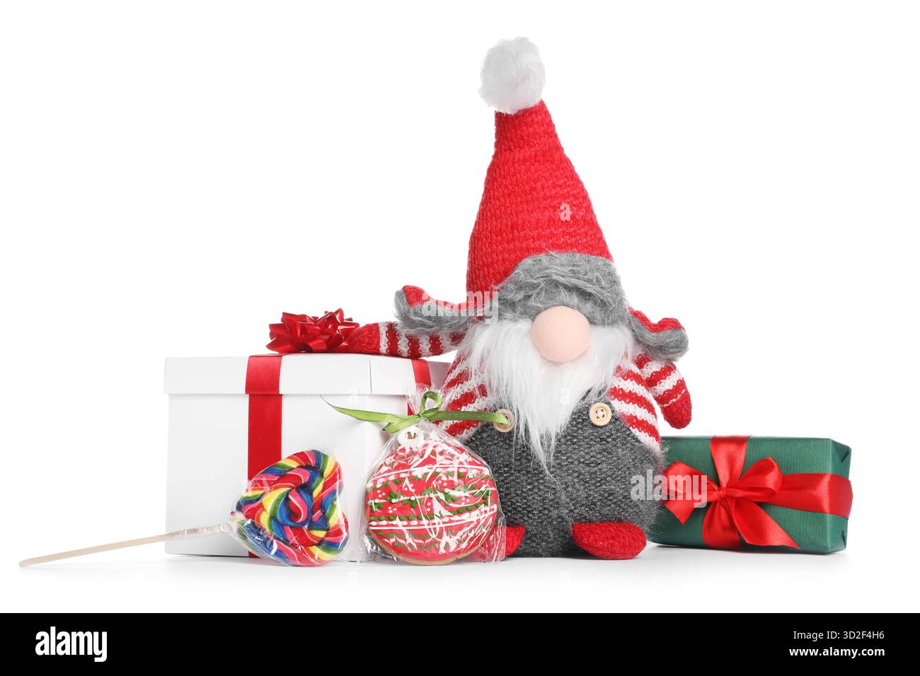 Lustige Weihnachtszwerge, Geschenkboxen und Leckereien isoliert auf weiß Stockfoto
